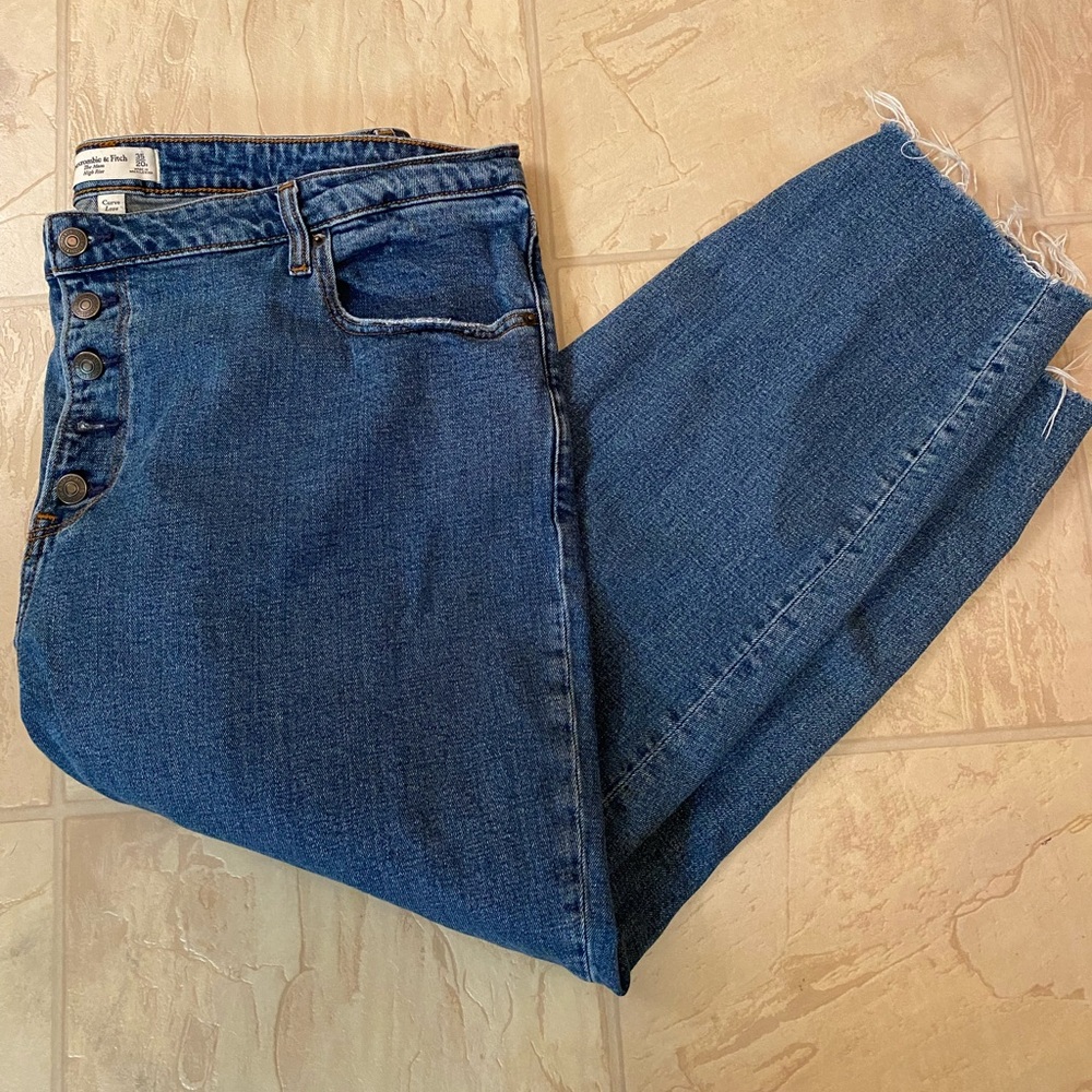 Abercrombie & Fitch Curve Love High Rise Mom Jean. 35W, 20R
